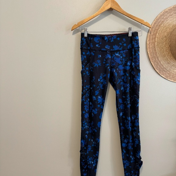 Lululemon leggings SIZE 4 - Picture 8 of 10